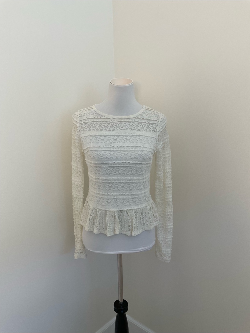 Olsenboye  White Lace Peplum Button-Back Top